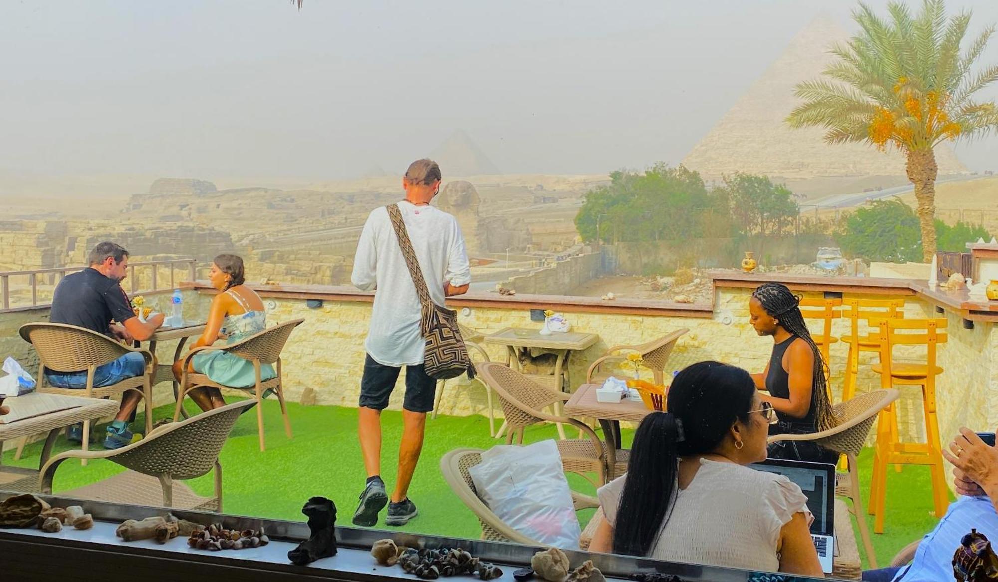 Couette-café Seven Pyramids Panoramic View *