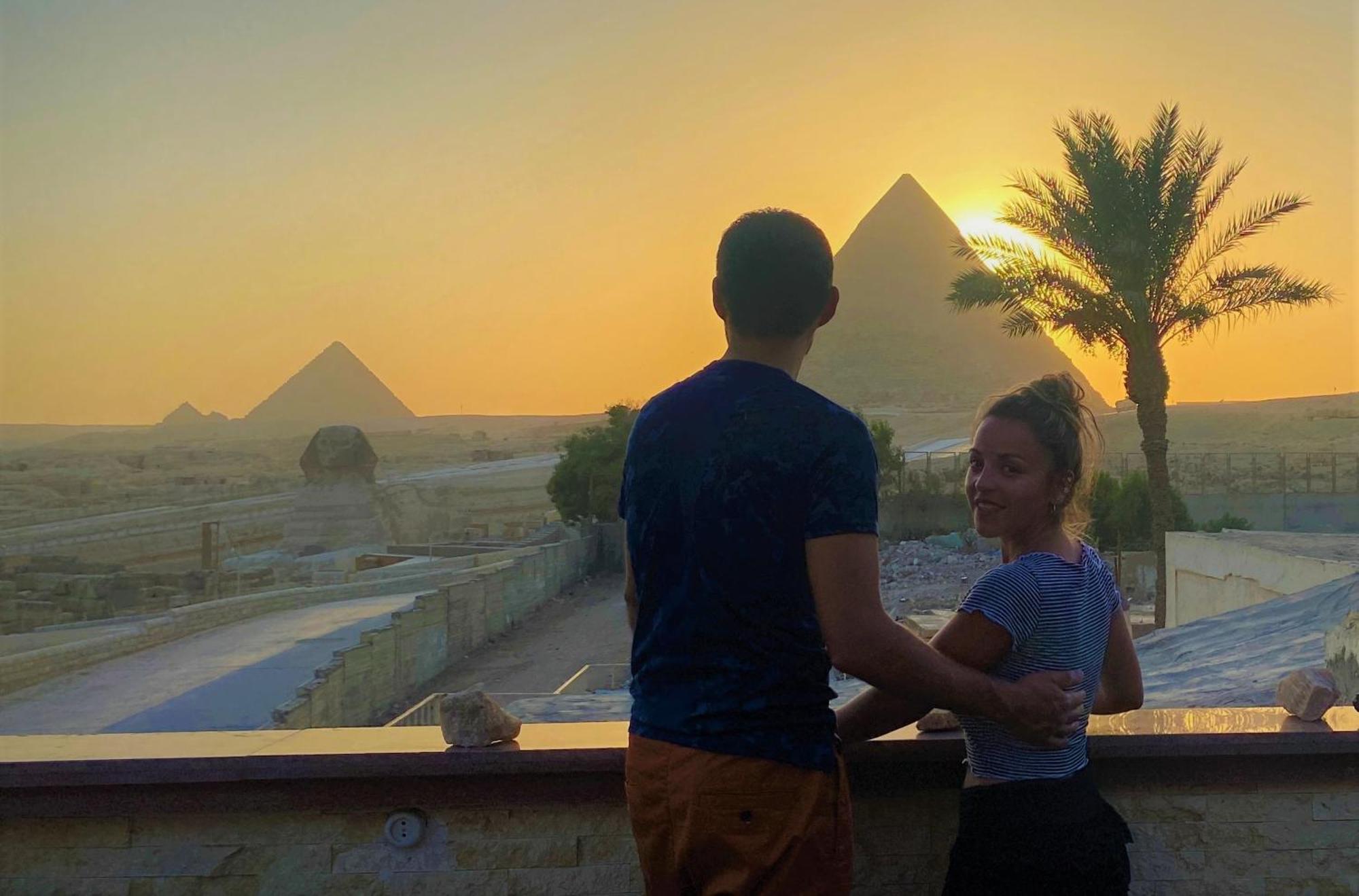 Seven Pyramids Panoramic View Couette-café