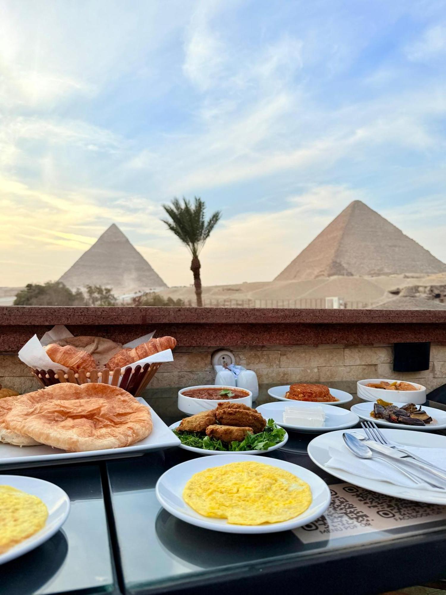 Seven Pyramids Panoramic View Couette-café *