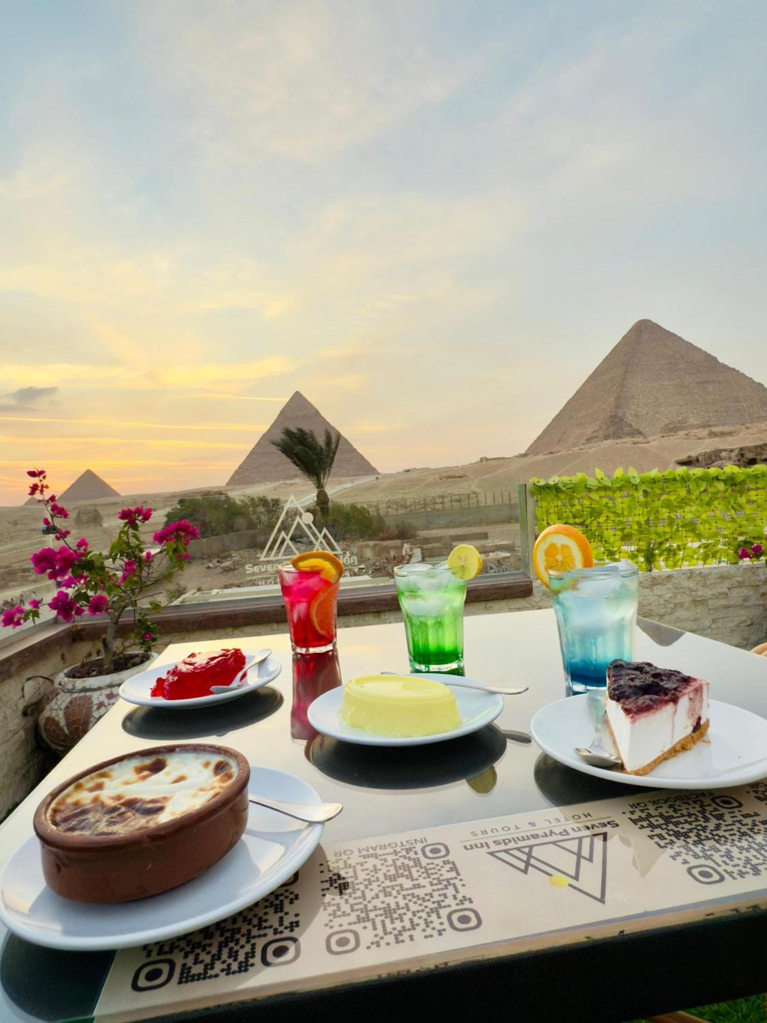 Seven Pyramids Panoramic View Couette-café
