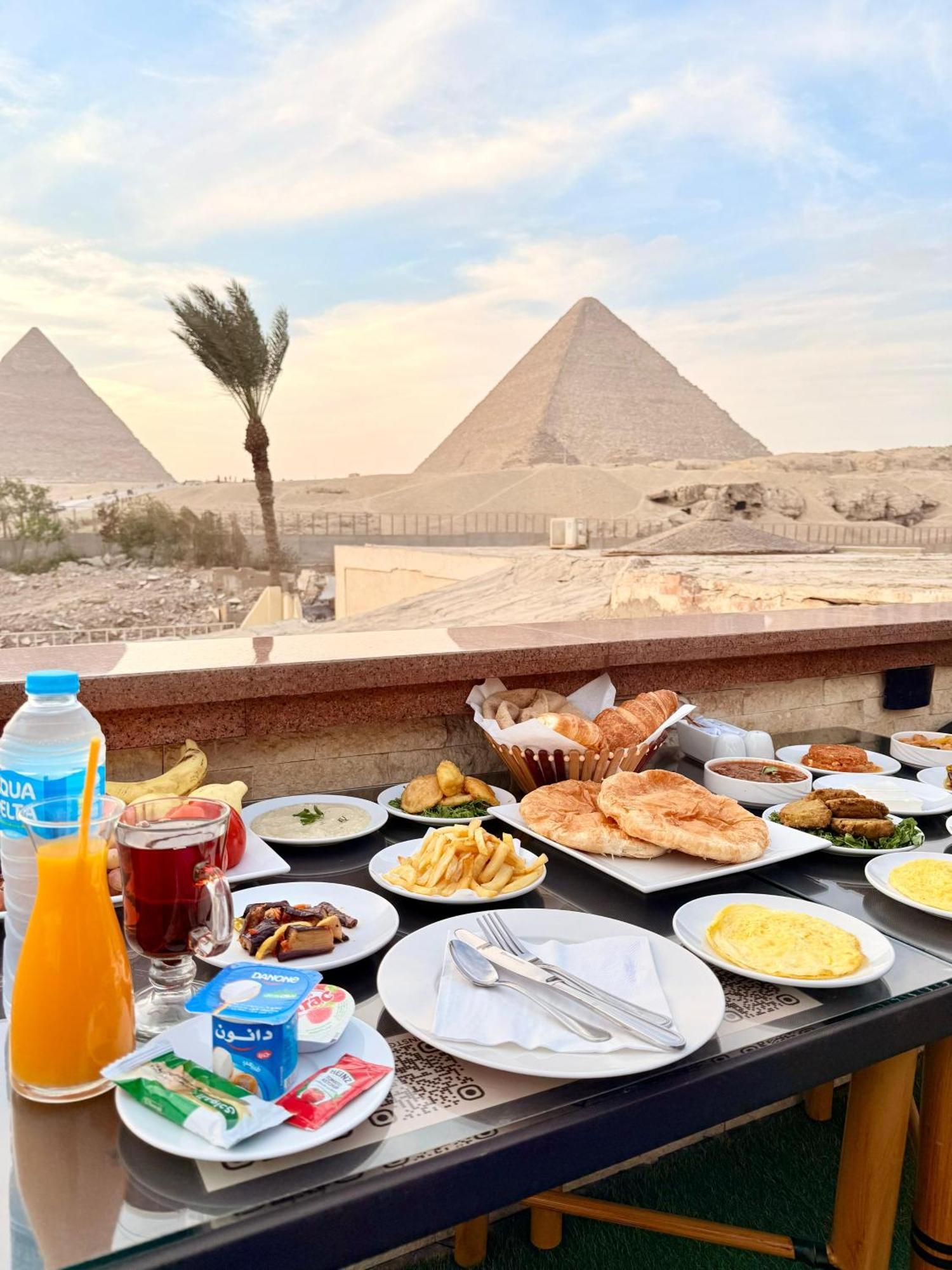 Couette-café Seven Pyramids Panoramic View *
