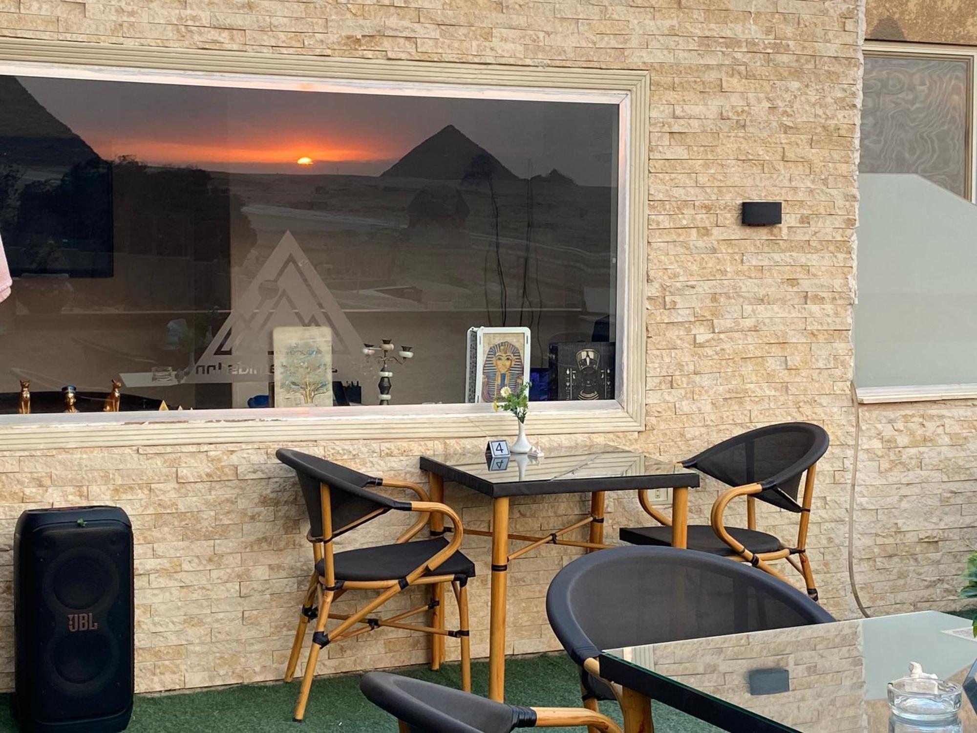 Seven Pyramids Panoramic View Couette-café *